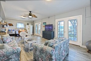 TV, fireplace, offices