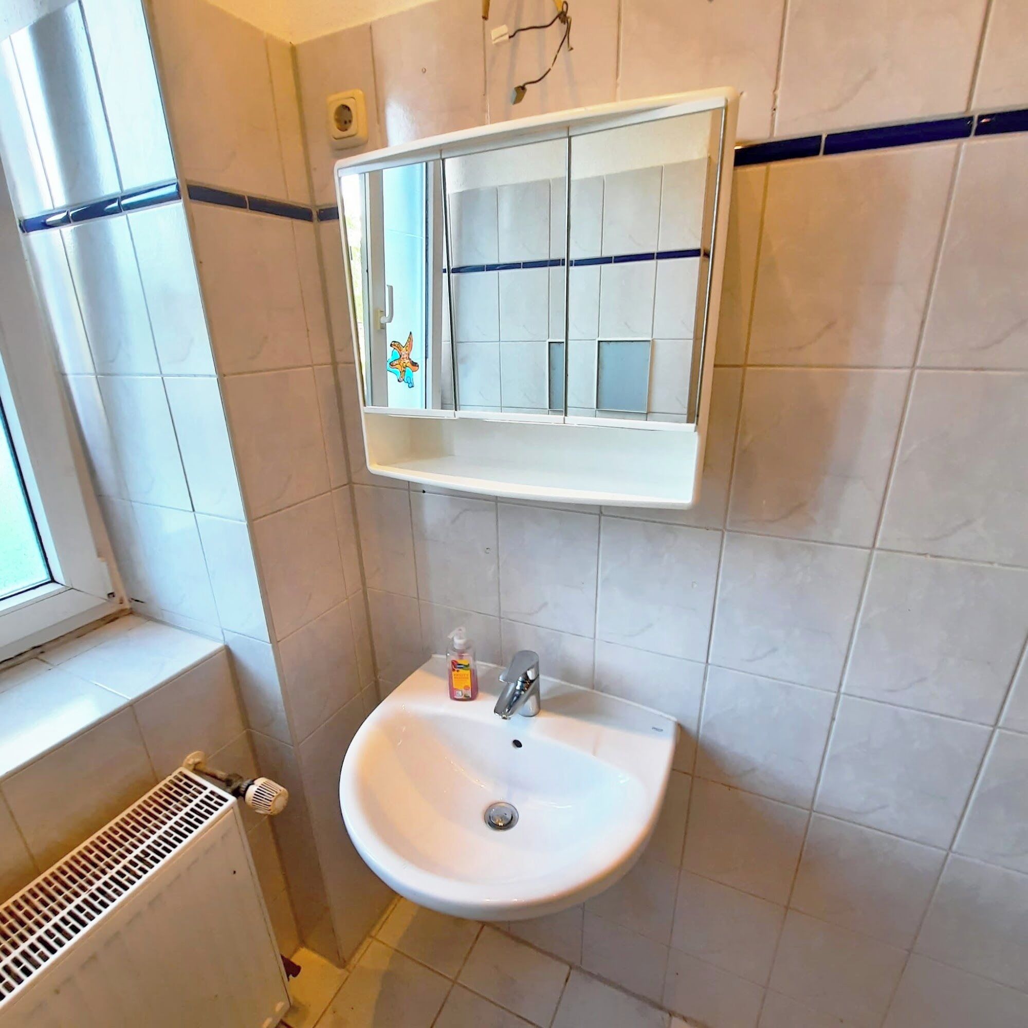 Haartrockner, Handtücher, Seife, Toilettenpapier