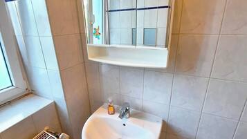 Haartrockner, Handtücher, Seife, Toilettenpapier