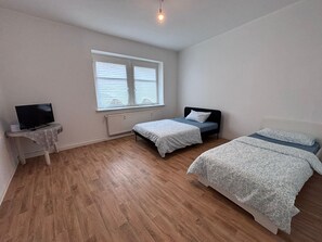 3 Schlafzimmer, Schreibtisch, Bügeleisen/Bügelbrett, WLAN