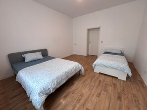 3 bedrooms, iron/ironing board, WiFi, bed sheets