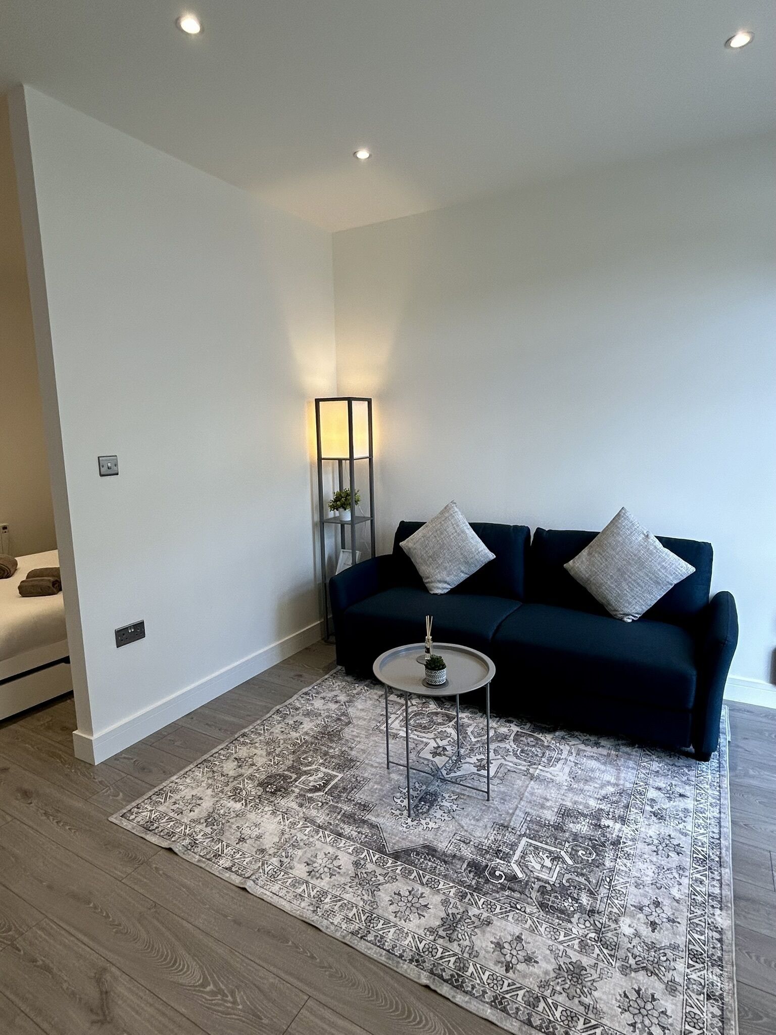 Spacious Modern Apartment In Addlestone - Woking