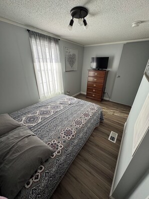 2 bedrooms, iron/ironing board, free WiFi, bed sheets - Charming Semi-Secluded Retreat, Where Adventure Meets Relaxation (Attica)