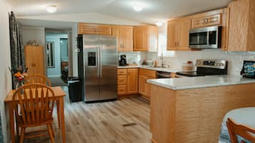 Een koelkast, een microgolfoven, een oven, een kookplaat