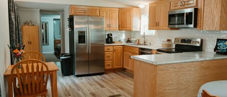 Réfrigérateur, micro-ondes, four, plaque de cuisson