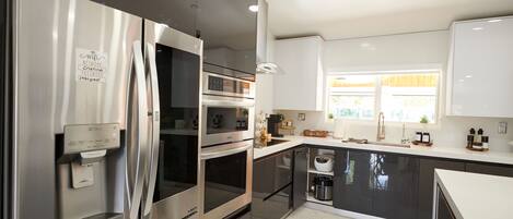 Een microgolfoven, een oven, een kookplaat