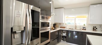 Luxury and Spacious house with pool and lush garden in Miami