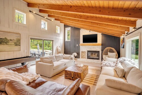 Ski & Play in Style-Luxury Mt. Snow Getaway-HotTub