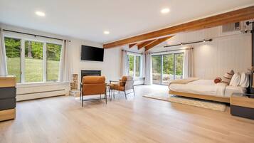 4 bedrooms, iron/ironing board, travel crib, free WiFi