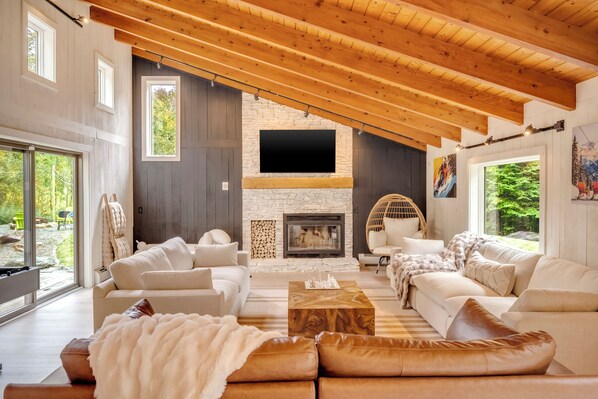 Smart TV, fireplace