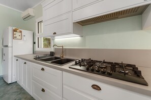 Fridge, oven, stovetop, dishwasher - Holiday Home 'Buggerru Hugo' with Sea View, Private Terrace and Air Conditioning (Buggerru)