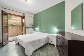 Iron/ironing board, bed sheets