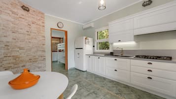 Fridge, oven, stovetop, dishwasher