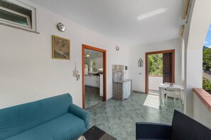 Outdoor dining - Holiday Home 'Buggerru Hugo' with Sea View, Private Terrace and Air Conditioning (Buggerru)