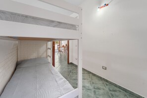 Iron/ironing board, bed sheets