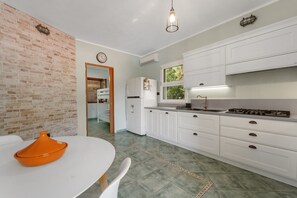 Fridge, oven, stovetop, dishwasher - Holiday Home 'Buggerru Hugo' with Sea View, Private Terrace and Air Conditioning (Buggerru)