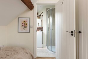 Tabla de planchar con plancha, wifi, ropa de cama