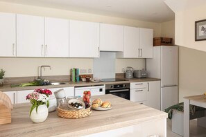 Microondas, horno y lavavajillas