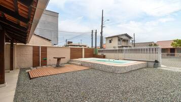 Basic Villa | Outdoor spa tub