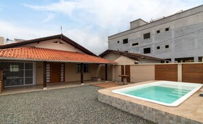A residential property with a swimming pool, a covered patio, and a gated entrance. - 4 BR House w/ Pool, 500m From Beto Carrero Jrs0130 (Penha)