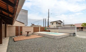 A modern outdoor area with a hot tub, wooden deck, and a gravel ground. - 4 BR House w/ Pool, 500m From Beto Carrero Jrs0130 (Penha)