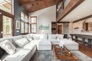 TV, peis, stereoanlegg og kontorer