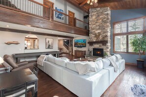 TV, peis, stereoanlegg og kontorer