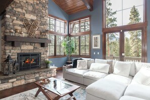 TV, peis, stereoanlegg og kontorer