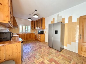 Microwave, dishwasher, coffee/tea maker, cookware/dishes/utensils - Algarve Country Villa 2 by Homing (Faro)