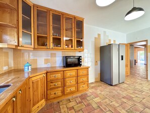 Microondas, lavavajillas, cafetera y tetera y utensilios de cocina 