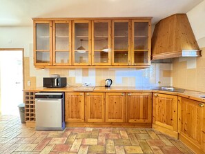Microwave, dishwasher, coffee/tea maker, cookware/dishes/utensils - Algarve Country Villa 2 by Homing (Faro)