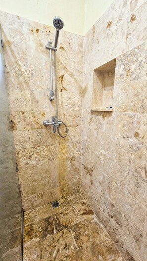 Serviettes fournies, savon, papier toilette