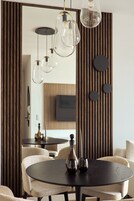 Deluxe-íbúð - svalir - útsýni yfir á | Stofa | Flatskjársjónvarp