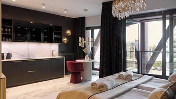 Superior studio, balkon, uitzicht op rivier | Woonruimte | Een flatscreentelevisie