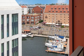 Deluxe Studio, River View | Bathroom | Free toiletries, hair dryer, towels, soap
