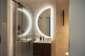 Deluxe appartement, balkon, uitzicht op rivier | Badkamer | Gratis toiletartikelen, een haardroger, handdoeken, zeep
