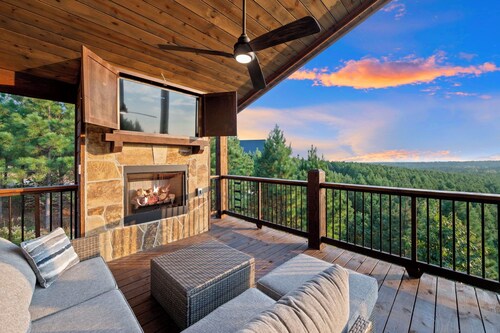 Broken Bow cabin escape | 5BR, spa, game & bunk room, fire pit, outdoor fun, epic views