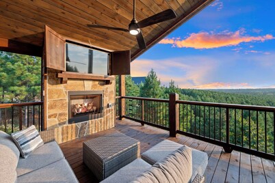 Broken Bow cabin escape | 5BR, spa, game & bunk room, fire pit, outdoor fun, epic views