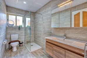 Douche, sèche-cheveux, serviettes fournies, savon