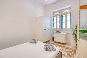 Een strijkplank/strijkijzer, gratis wifi, beddengoed