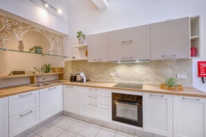 Een koelkast, een oven, een koffiezetapparaat/waterkoker, een waterkoker