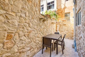 Outdoor dining - Charming and cosy maisonette in Sliema RABE1-1 (Sliema)