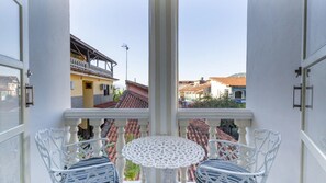 Twin Room, Balcony | Living area