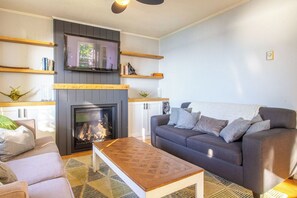 Smart TV, fireplace, books - Sunsets on Scugog - Three Bedroom Cottage, Sleeps 8 (Scugog)