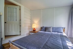 3 bedrooms, free WiFi, bed sheets - Sunsets on Scugog - Three Bedroom Cottage, Sleeps 8 (Scugog)