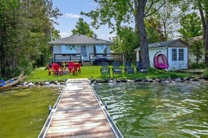 Terrace/patio - Sunsets on Scugog - Three Bedroom Cottage, Sleeps 8 (Scugog)