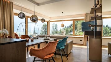 Superior-Apartment, Poolblick | Wohnbereich | Flachbildfernseher