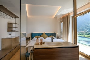 شقة سوبيريور - بمنظر للمسبح | مساحة عمل للكمبيوتر المحمول وتجهيزات عازلة للصوت ومكواة/لوح كي