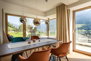 Kondominium Superior, pemandangan kebun | Makan di kamar