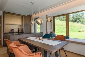 Superior Condo, Garden View | In-room dining - Apartments VIU by we rent (Bad Hofgastein)